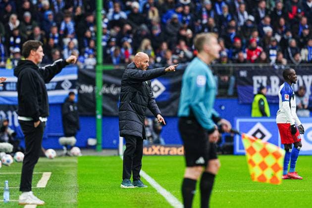 Paul Simonis (VfL Wolfsburg, Trainer) GER, Hamburger SV vs. VfL Wolfsburg, Fussball, 1. Bundesliga, Spieltag 8, Saison 2025 2026, 25.10.2025 DFL REGULATIONS PROHIBIT ANY USE OF PHOTOGRAPHS AS IMAGE SEQUENCES AND OR QUASI-VIDEO GER, Hamburger SV vs. VfL Wolfsburg, Fussball, 1. Bundesliga, Spieltag 8, Saison 2025 2026, 25.10.2025 Hamburg Copyright: xEibner-Pressefoto MarcelxvonxFehrnx EP_MFN