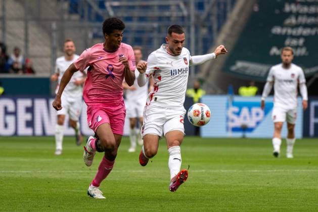 Bernardo Fernandes Da Silva Junior (TSG 1899 Hoffenheim) und Arijon Ibrahimovic (1.FC Heidenheim). xettx, Deutschland, Sinsheim, 25.10.2025, Fussball, Bundesliga: TSG 1899 Hoffenheim vs 1.FC Heidenheim, Saison 2025 2026, 8. Spieltag, PreZero Arena DFL DFB REGULATIONS PROHIBIT ANY USE OF PHOTOGRAPHS AS IMAGE SEQUENCES AND OR QUASI-VIDEO.