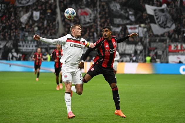 25.10.2025, xpsx, Fussball 1.Bundesliga, Eintracht Frankfurt - FC St.Pauli v.l. Eric Smith (FC St.Pauli) Ansgar Knauff (Eintracht Frankfurt) Zweikampf, Aktion, action, battle for the ball (DFL DFB REGULATIONS PROHIBIT ANY USE OF PHOTOGRAPHS as IMAGE SEQUENCES and or QUASI-VIDEO) Frankfurt am Main