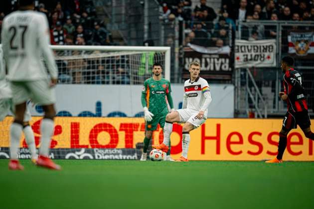Fußball I Herren I Saison 2025-2026 I Bundesliga I 8. Spieltag I Eintracht Frankfurt - FC St. Pauli I 25.10.2025 James Sands ( 6, FC St. Pauli) Frankfurt Deutsche Bank Park Hessen Deutschland Copyright: xLobeca MaxxKrausex