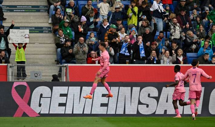 TOR zum 1:0 Fisnik Asllani TSG 1899 Hoffenheim (11) Torjubel Pink viiolett Trikot Sondertrikot Aktion GEMEINSAM GEGEN BRUSTKREBS TSG 1899 Hoffenheim im Hintergrund Bandenwerbung Logo Leon Avdullahu TSG 1899 Hoffenheim (07) Bazoumana Toure TSG Hoffenheim TSG 1899 Hoffenheim vs 1. FC Heidenheim 1846 FCH 25.10.2025 DFL REGULATIONS PROHIBIT ANY USE OF PHOTOGRAPHS AS IMAGE SEQUENCES AND OR QUASI-VIDEO TSG 1899 Hoffenheim vs 1. FC Heidenheim 1846 FCH