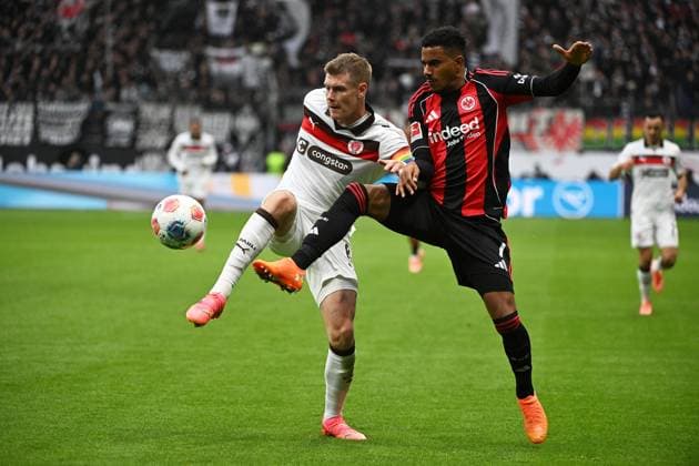 25.10.2025, xpsx, Fussball 1.Bundesliga, Eintracht Frankfurt - FC St.Pauli v.l. Eric Smith (FC St.Pauli) Ansgar Knauff (Eintracht Frankfurt) Zweikampf, Aktion, action, battle for the ball (DFL DFB REGULATIONS PROHIBIT ANY USE OF PHOTOGRAPHS as IMAGE SEQUENCES and or QUASI-VIDEO) Frankfurt am Main