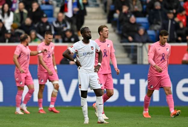 TOR zum 1:0 Fisnik Asllani TSG 1899 Hoffenheim (11) Torjubel Pink viiolett Trikot Sondertrikot Aktion GEMEINSAM GEGEN BRUSTKREBS TSG 1899 Hoffenheim im Hintergrund Bandenwerbung Logo vorne Omar Haktab Traore 1. FC Heidenheim 1846 FCH (23) enttaeuscht TSG 1899 Hoffenheim vs 1. FC Heidenheim 1846 FCH 25.10.2025 DFL REGULATIONS PROHIBIT ANY USE OF PHOTOGRAPHS AS IMAGE SEQUENCES AND OR QUASI-VIDEO TSG 1899 Hoffenheim vs 1. FC Heidenheim 1846 FCH