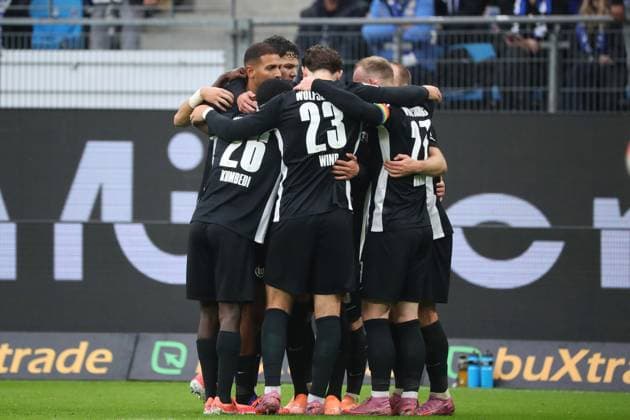 HSV vs. VfL, 1. BL Hamburg, 25.10.2025, FUßBALL - Hamburger SV vs. VfL Wolfsburg, 1. BL, Saison 2025 26. Adam Daghim (VfL Wolfsburg) jubelt mit Mannschaftskollegen nach seinem Tor zum 0:1 Hamburg