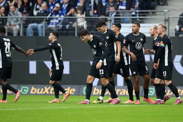 HSV vs. VfL, 1. BL Hamburg, 25.10.2025, FUßBALL - Hamburger SV vs. VfL Wolfsburg, 1. BL, Saison 2025 26. Adam Daghim (VfL Wolfsburg) jubelt mit Mannschaftskollegen nach seinem Tor zum 0:1 Hamburg