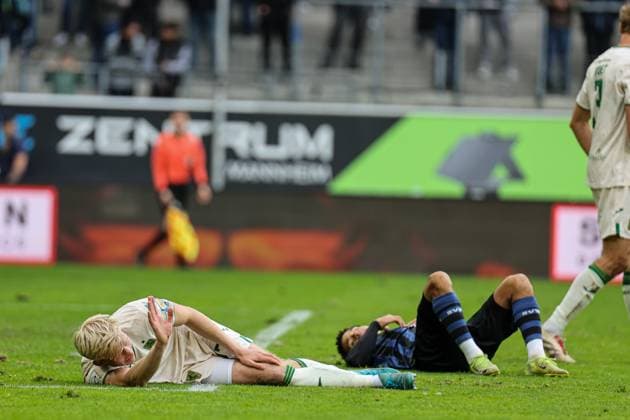 Beide Spieler fallen nach dem Pressball Raphael Schifferl (37, TSV) und Cardoso Mendes (SV Waldhof Mannheim, 35) beim SV Waldhof Mannheim - 1860 München am 25.10.25 in Carl Benz Stadion, Mannheim xamx Foto: Alfio Marino