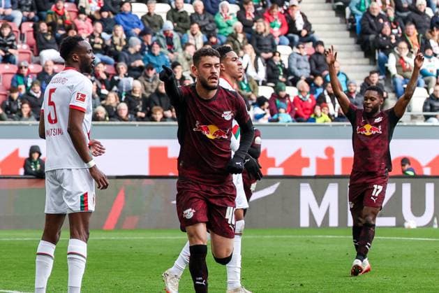 Jubel bei Romulo Cardoso 40 (RB Leipzig) nach seinem Tor zum 0:2, FC Augsburg vs. RB Leipzig, Fussball, Maenner, DFL, Bundesliga, Saison 2025 2026, WWK Arena, 8. Spieltag, 25.10.2025 Augsburg Bayern Deutschland