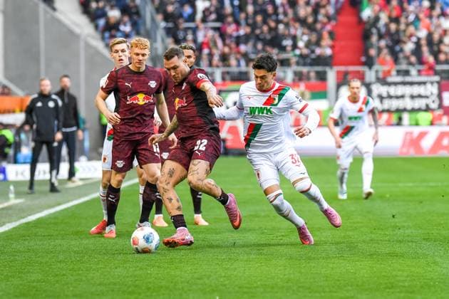 David Raum (22 Leipzig) und Fabian Rieder (32 FC Augsburg) in Aktion beim Bundesligaspiel FC Augsburg - RB Leipzig am 25.10.2025.