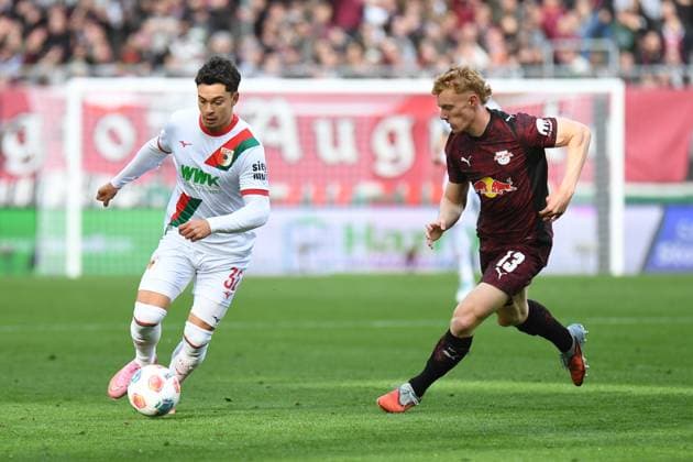 Fabian Rieder (32 FC Augsburg) und Nicolas Seiwald (13 Leipzig) in Aktion beim Bundesligaspiel FC Augsburg - RB Leipzig am 25.10.2025.