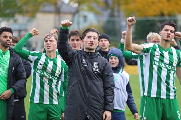 Fußball Regionalliga Nordost: BSG Chemie Leipzig - Hertha BSC U23; 25.10.2025 Valon Aliji (14, Chemie Leipzig Mitte) und sein Team feiern ihren Sieg bei den Fans. Fußball, Regionalliga Nordost, Saison 2025 2026, 13. Spieltag: BSG Chemie Leipzig vs. Hertha BSC II am 25.10.2025 im Alfred-Kunze-Sportpark, Leipzig Leutzsch. Copyright: xBEAUTIFULxSPORTS JanxKaeferx