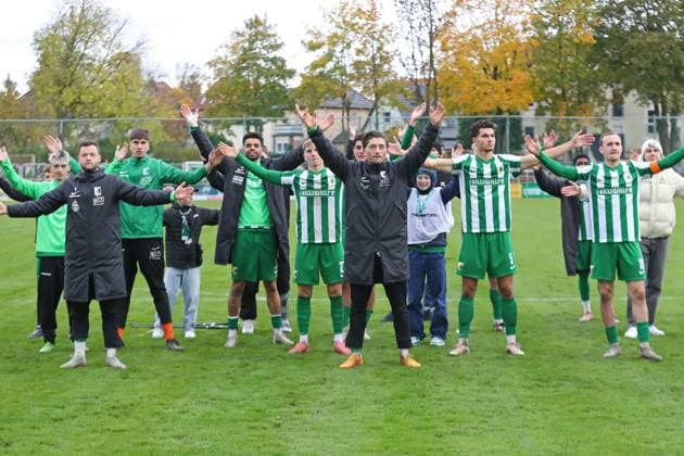 Fußball Regionalliga Nordost: BSG Chemie Leipzig - Hertha BSC U23; 25.10.2025 Das Team von Chemie feiert den Sieg bei den Fans. Fußball, Regionalliga Nordost, Saison 2025 2026, 13. Spieltag: BSG Chemie Leipzig vs. Hertha BSC II am 25.10.2025 im Alfred-Kunze-Sportpark, Leipzig Leutzsch. Copyright: xBEAUTIFULxSPORTS JanxKaeferx