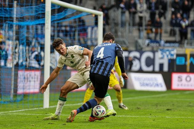 Tim Sechelmann (SV Waldhof Mannheim, 4) am Ball gegen Sean Dulic (25, TSV) beim SV Waldhof Mannheim - 1860 München am 25.10.25 in Carl Benz Stadion, Mannheim xamx Foto: Alfio Marino