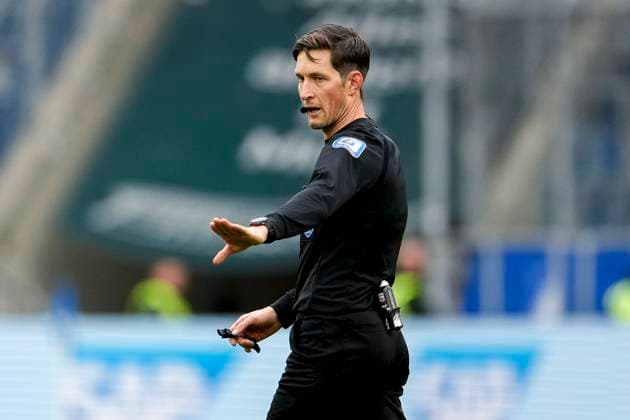 Dr. Dr. Matthias Jöllenbeck (Schiedsrichter), gibt Anweisungen, gestikuliert, mit den Armen gestikulieren, Einzelbild, Einzelfoto, Aktion, Action, 25.10.2025, Sinsheim (Deutschland), Fussball, Bundesliga, TSG 1899 Hoffenheim - 1. FC Heidenheim, DFB DFL REGULATIONS PROHIBIT ANY USE OF PHOTOGRAPHS AS IMAGE SEQUENCES AND OR QUASI-VIDEO.