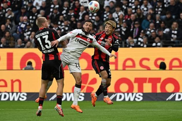 25.10.2025, xjhx, Fussball 1.Bundesliga, Eintracht Frankfurt - FC St.Pauli v.l. Rasmus Kristensen (Eintracht Frankfurt) Mathias Pereira Lage (FC St.Pauli) Ritsu Doan (Eintracht Frankfurt) Zweikampf, Aktion, action, battle for the ball (DFL DFB REGULATIONS PROHIBIT ANY USE OF PHOTOGRAPHS as IMAGE SEQUENCES and or QUASI-VIDEO) Frankfurt am Main