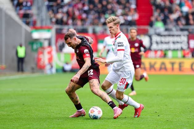 David Raum (22, RB Leipzig) und Anton Kade (30, FC Augsburg) beim Spiel zwischen FC Augsburg v RB Leipzig, Fußball, Herren, Bundesliga, 2025 2026, 8.Spieltag am 25.10.2025 in Augsburg, WWK-Arena. DFL and DFB regulations prohibit any use of photographs as image sequences and or quasi-video. Bayern Deutschland