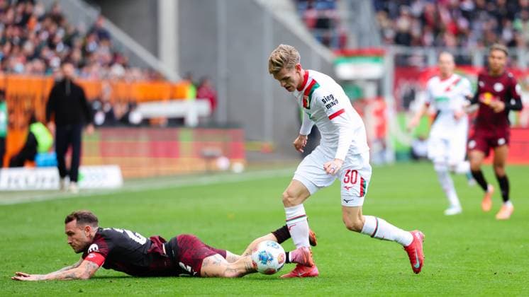 Anton Kade (30, FC Augsburg) und David Raum (22, RB Leipzig) beim Spiel zwischen FC Augsburg v RB Leipzig, Fußball, Herren, Bundesliga, 2025 2026, 8.Spieltag am 25.10.2025 in Augsburg, WWK-Arena. DFL and DFB regulations prohibit any use of photographs as image sequences and or quasi-video. Bayern Deutschland