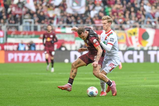 David Raum (22 Leipzig) und Anton Kade (30 FC Augsburg) in Aktion beim Bundesligaspiel FC Augsburg - RB Leipzig am 25.10.2025.