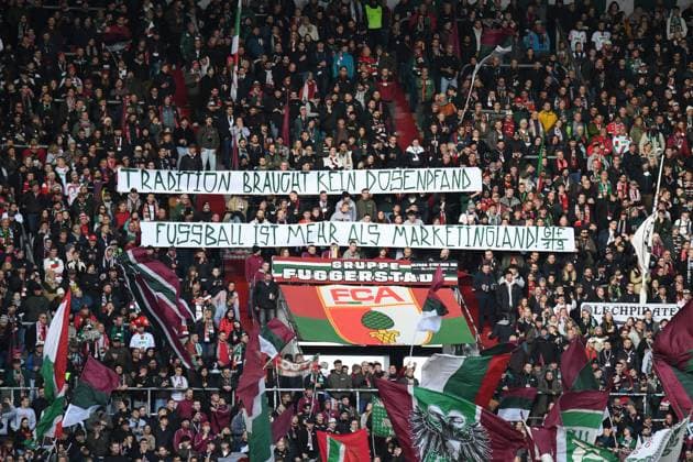 FC Augsburg Fans mit einem Banner Tradition braucht kein Dosenpfand, Fußball ist mehr als Marketingland beim Bundesligaspiel FC Augsburg - RB Leipzig am 25.10.2025.