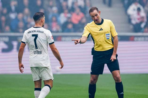 referee Sascha Stegemann gestures to Kevin Stoger of Borussia Monchengladbach Borussia Mönchengladbach v FC Bayern München, Bundesliga, Borussia Mönchengladbach v FC Bayern München, Stadion im Borussia-Park, October 25, 2025, Mönchengladbach, Germany.