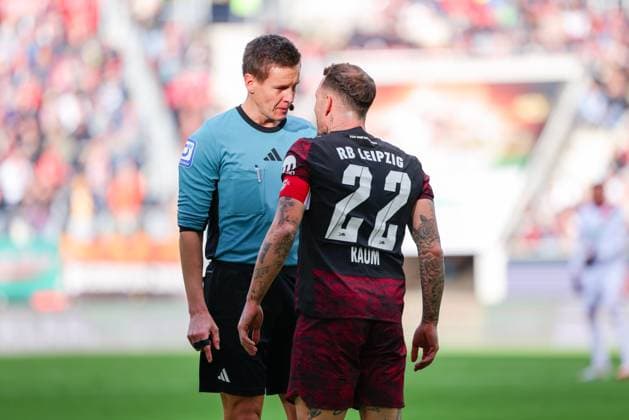 Daniel Siebert (Schiedsrichter) ermahnt David Raum (22, RB Leipzig) beim Spiel zwischen FC Augsburg v RB Leipzig, Fußball, Herren, Bundesliga, 2025 2026, 8.Spieltag am 25.10.2025 in Augsburg, WWK-Arena. DFL and DFB regulations prohibit any use of photographs as image sequences and or quasi-video. Bayern Deutschland