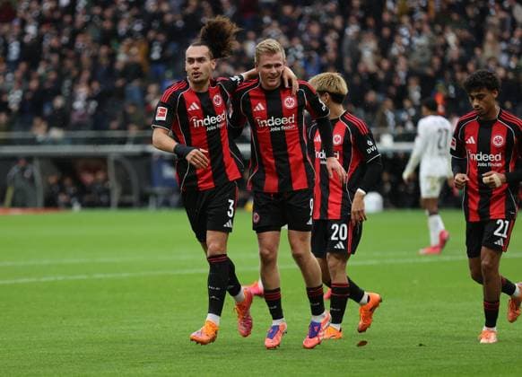 25.10.2025, Fussball Bundesliga, Eintracht Frankfurt - FC St. Pauli, v.l., Torjubel zum 1:0 durch Jonathan Burkardt (Eintracht Frankfurt), Arthur Theate (Eintracht Frankfurt), Goal celebration, celebrate the goal DFL DFB REGULATIONS PROHIBIT ANY USE OF PHOTOGRAPHS AS IMAGE SEQUENCES AND OR QUASI-VIDEO. xdcx Copyright: HMBxMedia Claus