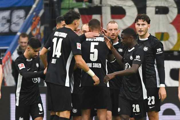 GER; 1. FBL,, Hamburger SV vs VfL Wolfsburg 25.10.2025, Volksparkstadion, Hamburg, GER; 1. FBL, Hamburger SV vs VfL Wolfsburg im Bild Adam Daghim (Wolfsburg 11) schiesst das Tor zum 1-0 fuer Wolfsburg vorbei an Torhueter Daniel Heuer Fernandes (Hamburg 01) und jubelt mit der Mannschaft