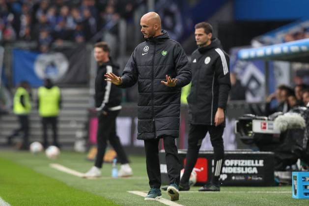 25.10.2025, xtgx, Fussball - 1.Bundesliga, Hamburger SV - VfL Wolfsburg emspor, v.l. Paul Simonis (Wolfsburg, Trainer) gibt Anweisungen, gestikuliert mit den Armen, gesticulate, gives instructions (DFL DFB REGULATIONS PROHIBIT ANY USE OF PHOTOGRAPHS as IMAGE SEQUENCES and or QUASI-VIDEO) Hamburg