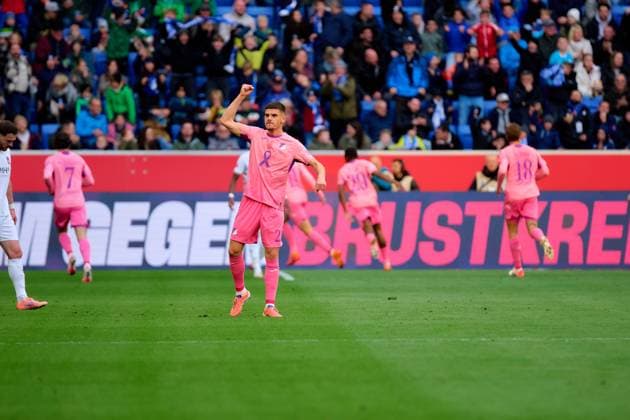 1.?? Fussball Bundesliga: TSG Hoffenheim vs. 1. FC Heidenheim; 25.10.2025 Albian Hajdari (21; TSG Hoffenheim) zeigt Jubel mit Teamkollegen 1. Bundesliga: TSG Hoffenheim gegen 1. FC Heidenheim am 25.10.2025 in der PreZero Arena in Sinsheim. DFL REGULATIONS PROHIBIT ANY USE OF PHOTOGRAPHS AS IMAGE SEQUENCES AND OR QUASI-VIDEO. Copyright: xBEAUTIFULxSPORTS Gelhardtx