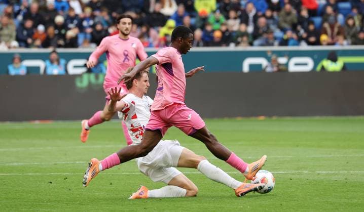 Sinsheim, Bundesliga Fußball TSG 1899 Hoffenheim vs. 1. FC Heidenheim, v.l. Jan Schöppner (Heidenheim), Bazoumana Toure (Hoffenheim) Gemäß den Vorgaben der DFL Deutschen Fußball Liga ist es untersagt, in dem Stadion und oder vom Spiel angefertigte Fotoaufnahmen in Form von Sequenzbildern und oder videoähnlichen Fotostrecken zu verwerten bzw. verwerten zu lassen.