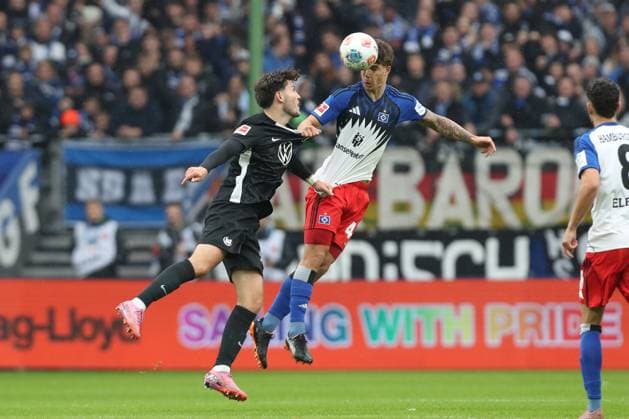 25.10.2025, xtgx, Fussball - 1.Bundesliga, Hamburger SV - VfL Wolfsburg emspor, v.l. Jonas Wind (Wolfsburg, 23), Luka Vuskovic (HSV, 44) Zweikampf, Duell, Kampf, tackle (DFL DFB REGULATIONS PROHIBIT ANY USE OF PHOTOGRAPHS as IMAGE SEQUENCES and or QUASI-VIDEO) Hamburg
