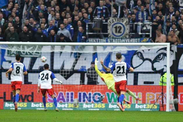 GER; 1. FBL,, Hamburger SV vs VfL Wolfsburg 25.10.2025, Volksparkstadion, Hamburg, GER; 1. FBL, Hamburger SV vs VfL Wolfsburg im Bild Adam Daghim (Wolfsburg 11) schiesst das Tor zum 1-0 fuer Wolfsburg vorbei an Torhueter Daniel Heuer Fernandes (Hamburg 01)