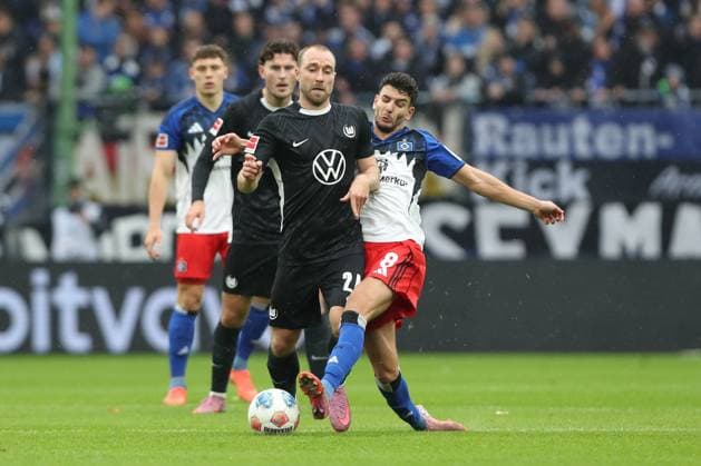 25.10.2025, xtgx, Fussball - 1.Bundesliga, Hamburger SV - VfL Wolfsburg emspor, v.l. Christian Eriksen (Wolfsburg, 24), Daniel Elfadli (HSV, 8) Zweikampf, Duell, Kampf, tackle (DFL DFB REGULATIONS PROHIBIT ANY USE OF PHOTOGRAPHS as IMAGE SEQUENCES and or QUASI-VIDEO) Hamburg