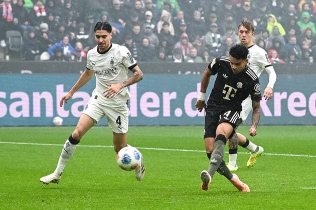 25.10.2025, Fussball: 1. Bundesliga, Saison 2025 2026, 08. Spieltag, Borussia Moenchengladbach - FC Bayern Muenchen im Borussia-Park in Moenchengladbach. Kevin Diks (Borussia Moenchengladbach, 04) kann ä14fcb nicht am Torschuss hindern. Wichtiger Hinweis: Gemaess den Vorgaben der DFL Deutsche Fussball Liga bzw. des DFB Deutscher Fussball-Bund ist es untersagt, in dem Stadion und oder vom Spiel angefertigte Fotoaufnahmen in Form von Sequenzbildern und oder videoaehnlichen Fotostrecken zu verwerten bzw. verwerten zu lassen. Foto: Kirchner-Media Thomas Haesler Copyright: xKirchner-Media ThomasxHaeslerx