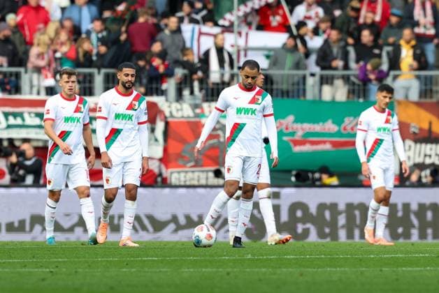 enttaeuschung bei Robin Fellhauer 19 (FC Augsburg), Elias Saad 26 (FC Augsburg), Alexis Claude-Maurice 20 (FC Augsburg), Dimitrios Giannoulis 13 (FC Augsburg) nach dem Tor zum 0:2, FC Augsburg vs. RB Leipzig, Fussball, 1. Bundesliga, 8. Spieltag, 25.10.2025 DFB regulations prohibit any use of photographs as image sequences and or quasi-video Augsburg Bayern Deutschland