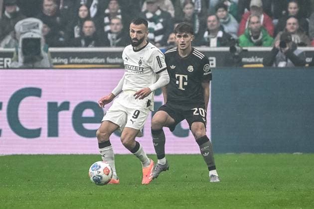 25.10.2025, Fussball: 1. Bundesliga, Saison 2025 2026, 08. Spieltag, Borussia Moenchengladbach - FC Bayern Muenchen im Borussia-Park in Moenchengladbach. Tom Bischof (FC Bayern Muenchen, 20) setzt Franck Honorat (Borussia Moenchengladbach, 09) unter Druck. Wichtiger Hinweis: Gemaess den Vorgaben der DFL Deutsche Fussball Liga bzw. des DFB Deutscher Fussball-Bund ist es untersagt, in dem Stadion und oder vom Spiel angefertigte Fotoaufnahmen in Form von Sequenzbildern und oder videoaehnlichen Fotostrecken zu verwerten bzw. verwerten zu lassen. Foto: Kirchner-Media Thomas Haesler Copyright: xKirchner-Media ThomasxHaeslerx