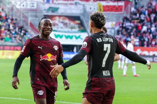 Jubel von Yan Diomande 49 (RB Leipzig) und Antonio Nusa 7 (RB Leipzig) nach dem 0:3, FC Augsburg vs. RB Leipzig, Fussball, Maenner, DFL, Bundesliga, Saison 2025 2026, WWK Arena, 8. Spieltag, 25.10.2025 Augsburg Bayern Deutschland
