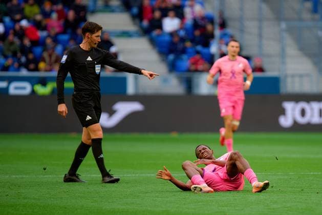 1.?? Fussball Bundesliga: TSG Hoffenheim vs. 1. FC Heidenheim; 25.10.2025 Bazoumana Toure (29; TSG Hoffenheim) liegt verletzt am Boden, Schiedsrichter zeigt auf den Vorfall 1. Bundesliga: TSG Hoffenheim gegen 1. FC Heidenheim am 25.10.2025 in der PreZero Arena in Sinsheim. DFL REGULATIONS PROHIBIT ANY USE OF PHOTOGRAPHS AS IMAGE SEQUENCES AND OR QUASI-VIDEO. Copyright: xBEAUTIFULxSPORTS Gelhardtx