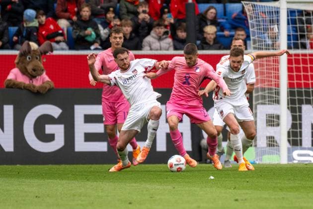 Budu Zivzivadze (1.FC Heidenheim), Andrej Kramaric (TSG 1899 Hoffenheim) und Patrick Mainka (1.FC Heidenheim). xettx, Deutschland, Sinsheim, 25.10.2025, Fussball, Bundesliga: TSG 1899 Hoffenheim vs 1.FC Heidenheim, Saison 2025 2026, 8. Spieltag, PreZero Arena DFL DFB REGULATIONS PROHIBIT ANY USE OF PHOTOGRAPHS AS IMAGE SEQUENCES AND OR QUASI-VIDEO.