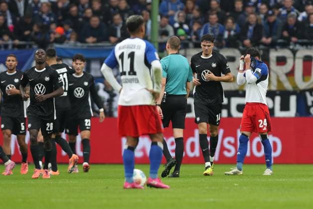 25.10.2025, xtgx, Fussball - 1.Bundesliga, Hamburger SV - VfL Wolfsburg emspor, v.l. Jubel nach dem 0:1 durch Adam Daghim (Wolfsburg, 11), Nicolas Copaldo (HSV, 24) enttaeuscht, schaut enttaeuscht, niedergeschlagen, disappointed (DFL DFB REGULATIONS PROHIBIT ANY USE OF PHOTOGRAPHS as IMAGE SEQUENCES and or QUASI-VIDEO) Hamburg
