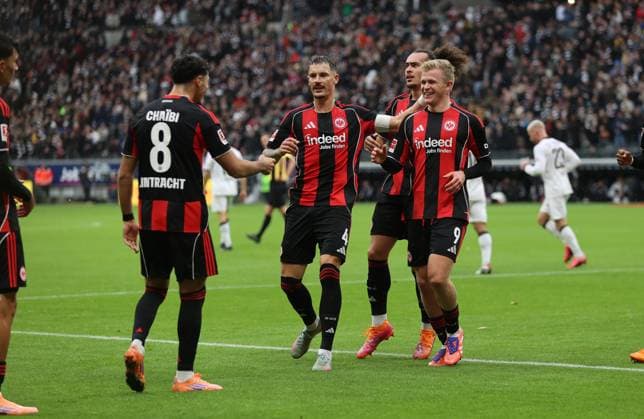 25.10.2025, Fussball Bundesliga, Eintracht Frankfurt - FC St. Pauli, v.l., Torjubel zum 1:0 durch Jonathan Burkardt (Eintracht Frankfurt), Goal celebration, celebrate the goal, Robin Koch (Eintracht Frankfurt), Fares Chaibi (Eintracht Frankfurt) DFL DFB REGULATIONS PROHIBIT ANY USE OF PHOTOGRAPHS AS IMAGE SEQUENCES AND OR QUASI-VIDEO. xdcx Copyright: HMBxMedia Claus