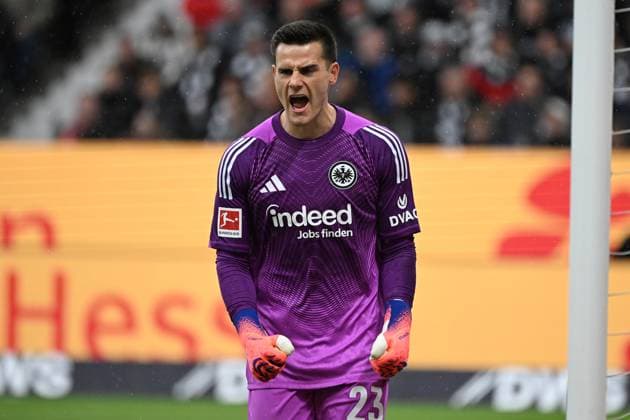 25.10.2025, xjhx, Fussball 1.Bundesliga, Eintracht Frankfurt - FC St.Pauli v.l. Michael Zetterer (Eintracht Frankfurt) (DFL DFB REGULATIONS PROHIBIT ANY USE OF PHOTOGRAPHS as IMAGE SEQUENCES and or QUASI-VIDEO) Frankfurt am Main