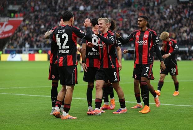 25.10.2025, Fussball Bundesliga, Eintracht Frankfurt - FC St. Pauli, v.l., Torjubel zum 1:0 durch Jonathan Burkardt (Eintracht Frankfurt), Goal celebration, celebrate the goal DFL DFB REGULATIONS PROHIBIT ANY USE OF PHOTOGRAPHS AS IMAGE SEQUENCES AND OR QUASI-VIDEO. xdcx Copyright: HMBxMedia Claus