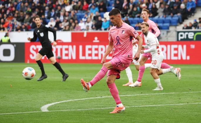 Sinsheim, Bundesliga Fußball TSG 1899 Hoffenheim vs. 1. FC Heidenheim, Albian Hajdari (Hoffenheim) Gemäß den Vorgaben der DFL Deutschen Fußball Liga ist es untersagt, in dem Stadion und oder vom Spiel angefertigte Fotoaufnahmen in Form von Sequenzbildern und oder videoähnlichen Fotostrecken zu verwerten bzw. verwerten zu lassen.