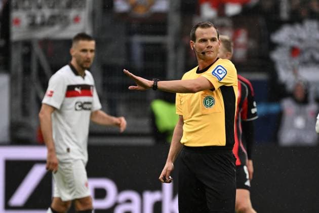 25.10.2025, xjhx, Fussball 1.Bundesliga, Eintracht Frankfurt - FC St.Pauli v.l. Schiedsrichter Referee Dr. Robin Braun (Wuppertal) gibt Anweisungen, gestikuliert, mit den Armen gestikulieren gives instructions, gesticulate (DFL DFB REGULATIONS PROHIBIT ANY USE OF PHOTOGRAPHS as IMAGE SEQUENCES and or QUASI-VIDEO) Frankfurt am Main