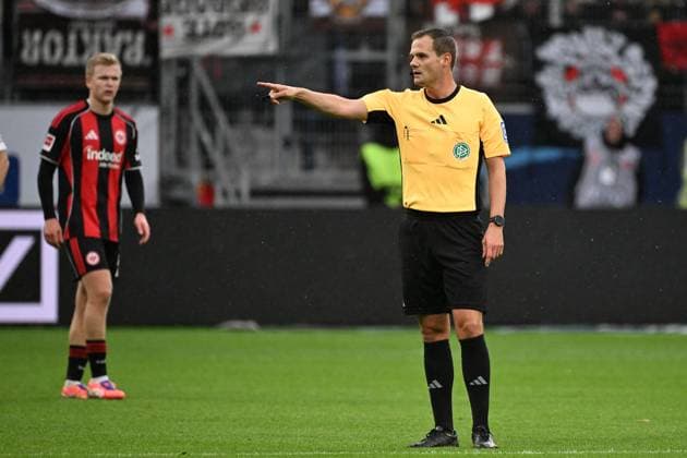 25.10.2025, xjhx, Fussball 1.Bundesliga, Eintracht Frankfurt - FC St.Pauli v.l. Schiedsrichter Referee Dr. Robin Braun (Wuppertal) gibt Anweisungen, gestikuliert, mit den Armen gestikulieren gives instructions, gesticulate (DFL DFB REGULATIONS PROHIBIT ANY USE OF PHOTOGRAPHS as IMAGE SEQUENCES and or QUASI-VIDEO) Frankfurt am Main