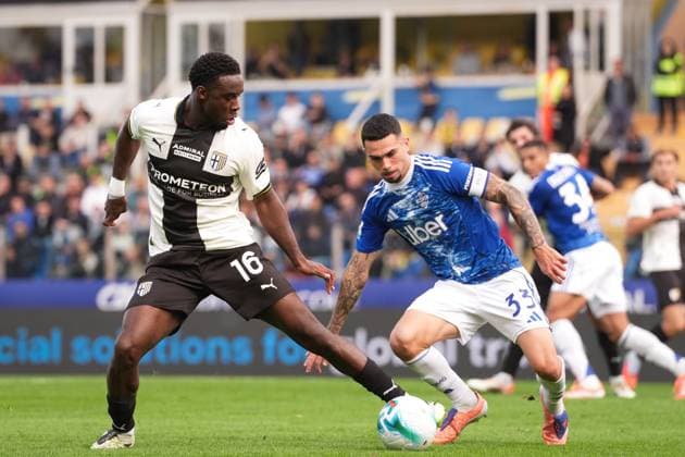 Parma s Lamine Mandela Keita fights for the ball with Como™s Lucas Da Cunha during the Serie A soccer match between Parma and Como at Ennio Tardini Stadium in Parma, North Italy, Saturday, October 25, 2025. Soccer  Copyright: xMassimoxPaolone LaPressex