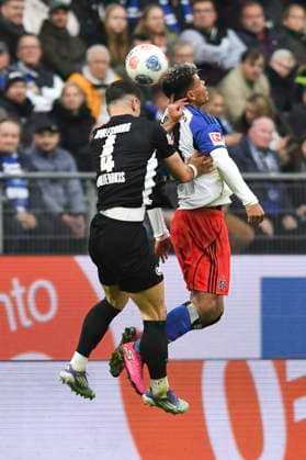 GER; 1. FBL,, Hamburger SV vs VfL Wolfsburg 25.10.2025, Volksparkstadion, Hamburg, GER; 1. FBL, Hamburger SV vs VfL Wolfsburg im Bild Ransford-Yeboah Koenigsdoerffer (Königsdörffer Hamburg 11) versucht sich gegen Konstantinos Koulierakis (Wolfsburg 04) durchzusetzen
