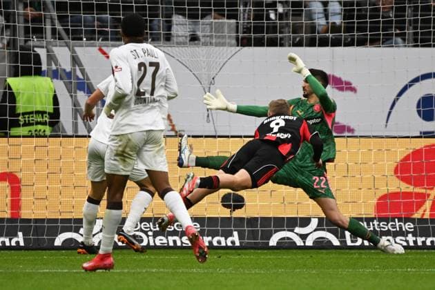 25.10.2025, xjhx, Fussball 1.Bundesliga, Eintracht Frankfurt - FC St.Pauli v.l. Jonathan Jonny Burkardt (Eintracht Frankfurt) Torschuetze, erzielt das Tor, Treffer, scores the goal 1:0 Nikola Vasilj (FC St.Pauli) (DFL DFB REGULATIONS PROHIBIT ANY USE OF PHOTOGRAPHS as IMAGE SEQUENCES and or QUASI-VIDEO) Frankfurt am Main
