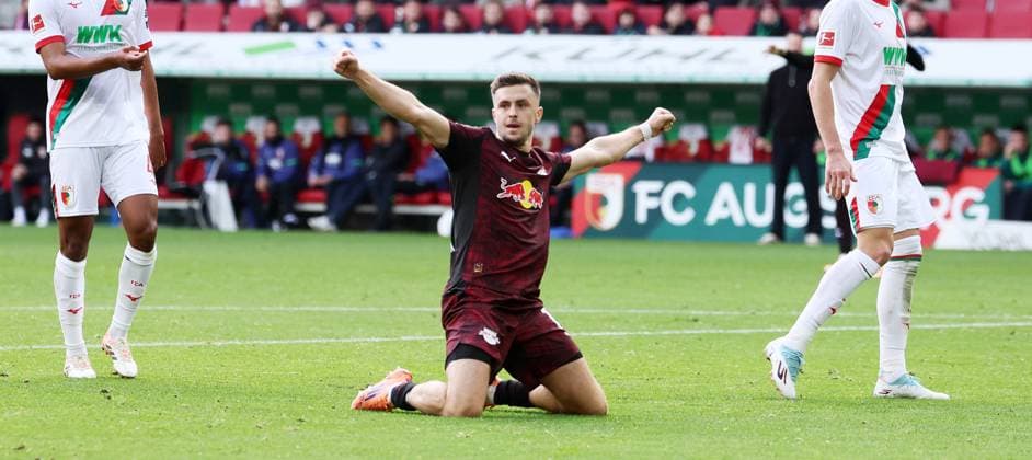 Augsburg - RB Leipzig Bundesliga Augsburg, 25.10.2025, WWK Arena, Fußball, 1.Bundesliga, 8.Spieltag , FC Augsburg vs. RB Leipzig , Im Bild: Tor für RB Leipzig. Christoph Baumgartner (14, RB Leipzig) trifft zum 0:4 und jubelt mit den Teamkollegen. , Nur zur redaktionellen Nutzung. Only editorial use. , DFL DFB regulations prohibit any use of photographs as image sequences and or quasi-video. ,
