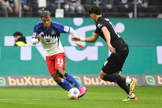 GER; 1. FBL,, Hamburger SV vs VfL Wolfsburg 25.10.2025, Volksparkstadion, Hamburg, GER; 1. FBL, Hamburger SV vs VfL Wolfsburg im Bild Ransford-Yeboah Koenigsdoerffer (Königsdörffer Hamburg 11) versucht sich gegen Jenson Danluca Seelt (Wolfsburg 14) durchzusetzen
